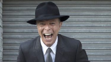 Un Bowie feliz tras el estreno de la obra "Lazarus", apenas dos días antes de su fallecimiento el 10 de enero de 2016.