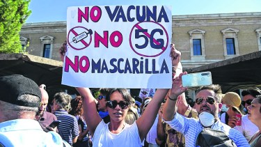 En todo el mundo hay grupos que no aceptan la vacuna contra el coronavirus y la cuestionan. Archivo