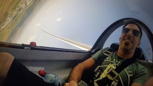 Murió un reconocido músico, al caer su avioneta en un campo de Santa Fe