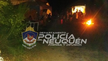 La fiesta de San Martín de los Andes reunía más de 100 personas sin barbijo, ni distanciamiento. (Foto: policía de Neuquén)