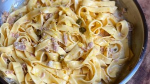 Pasta con salsa de limón y atún