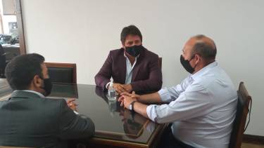 El intendente de Neuquén, Mariano Gaido y el subsecretario de Transporte de la Nación, Marcos César Farina (gentileza)