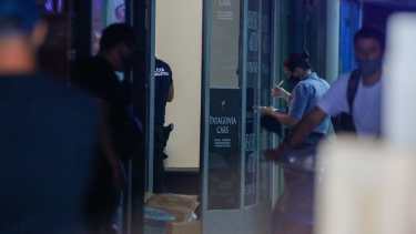 El ataque ocurrió ayer, cerca del mediodía, en pleno centro de Roca. (foto: Juan Thomes)