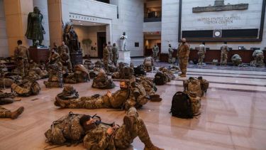 Los efectivos permanecen en el Congreso estadounidense, alertas ante posibles nuevas invasiones. Foto: AP.-