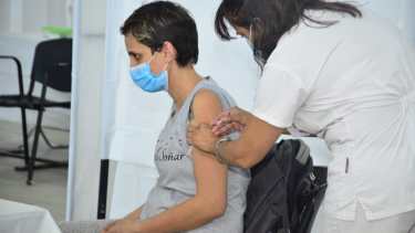 Aplican dosis de refuerzo a mayores de 50 y personal de Salud en Regina