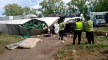 Imagen de Volcó un camión con frutas y verduras en la ruta 22, cerca de Allen