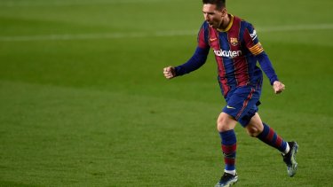 Grito de desahogo. Messi la colgó de un ángulo en el comienzo del encuentro. 