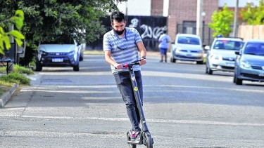 El uso del monopatín eléctrico es una buena opción de tránsito sustentable. Foto Archivo Yamil Regules. 