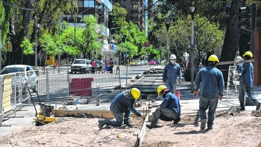 El lunes, el jefe comunal neuquino firmó decretos para que casi 600 trabajadores contratados pasen a planta permanente. 
