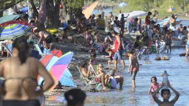 Los balnearios de la capital neuquina se llenaron de gente que buscó resguardarse del calor. (Foto: Yamil Regules)