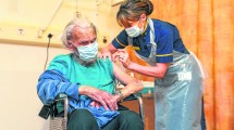 Imagen de Una sola dosis de las vacunas de Pfizer y AstraZneca reducen un 80% las hospitalizaciones