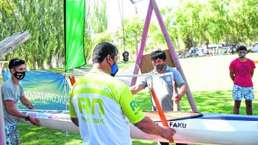 Ayer se controlaron las embarcaciones y se acreditó a los competidores en la Isla Jordán. Foto: Florencia Salto. 
