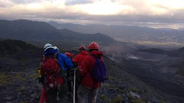 Personal de Parques Nacionales, de la Comisión de Auxilio del Club Andino Bariloche y del Grupo de Montaña de Gendarmería intervinieron en el rescate de la turista lesionada. (Foro archivo)