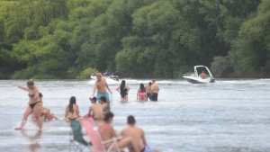Río recargado en Roca: los findes se llena de lanchas, kayaks y bañistas