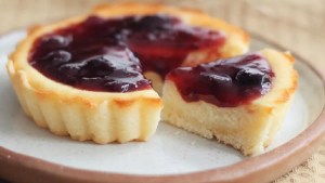 Y para el momento dulce: tartitas de queso con dulce de frutos rojos