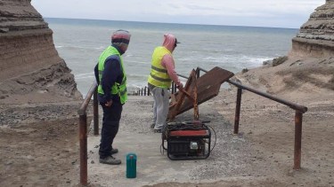 Retiraron restos de la pasarela que fue destruida por una sudestada en 2019.