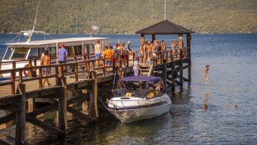 Playas de Quila Quina, en San Martín de los Andes, uno de los destinos más elegidos en el país. Foto: Patricio Rodriguez (verano 2021)