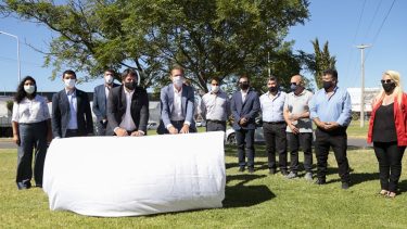 El gobernador Omar Gutiérrez firmó el traspaso con el intendente Mariano Gaido. Foto: gentileza.