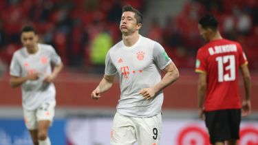 Lewandowski metió dos y lleva 28 en 27 partidos esta temporada. (Foto: AP)