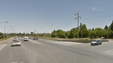 Según la documentación que se encontró el joven de Fernández Oro conducía la moto: Foto: Captura Street View