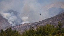 Imagen de El fuego no frena su avance y El Bolsón diseña un plan de evacuación