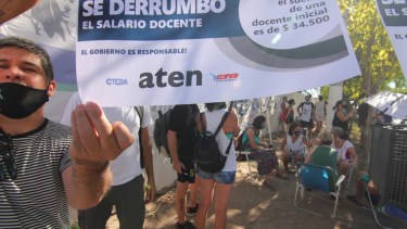 El encuentro se realizó en la ciudad deportiva y en la vereda hubo un grupo de docentes que esperaron su finalización (Oscar Livera)