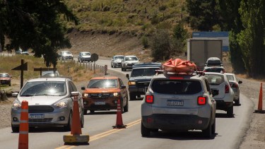 El tránsito en el ingreso de Bariloche evidenció la alta afluencia de visitantes provenientes de la zona de los valles. Foto: Marcelo Martinez