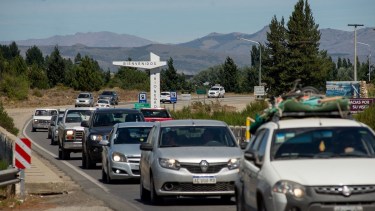El ingreso de turistas fue constante en Bariloche, incluso hasta ayer, domingo. Foto: Marcelo Martinez