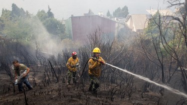 El incendio en el cerro Runge, en cercanías del centro de Bariloche generó alarma. Foto: Marcelo Martinez