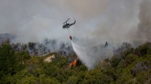 Imagen de El avance del fuego en El Bolsón obligó a suspender la reunión operativa