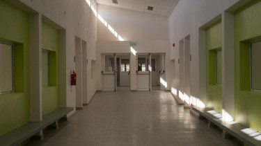 Los estudiantes del CET 28 de Bariloche asistirán por primera vez a su edificio nuevo aunque un sector tiene la obra paralizada. Archivo