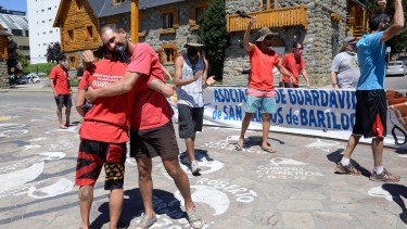 Los guardavidas celebraron hoy en el Centro Cívico el fallo que ordena su restitución al trabajo en el municipio. Foto: Alfredo Leiva