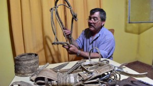 Artesanías con cuero crudo: mirá las maravillas que hace «Patán» en Río Colorado