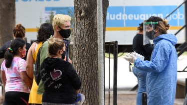 Aseguran que no aumentó la positividad  en Neuquén aunque es zona de alto riesgo