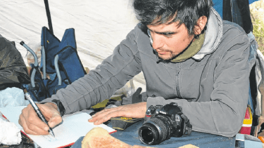 Aranciaga Rolando, examinando y catalogando uno de los restos hallados en el campo al sur de Roca. Queda mucho material para analizar, asegura.  