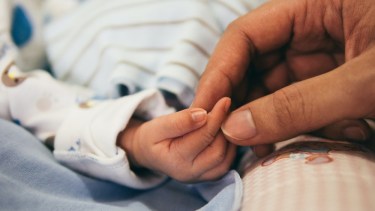 Vacunaron contra el coronavirus a una embarazada y su bebé nació con anticuerpos. 