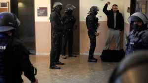Detuvieron a un rapero que tuiteó en contra de los reyes de España