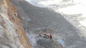 Ya son 18 los muertos en India tras la rotura de un glaciar del Himalaya