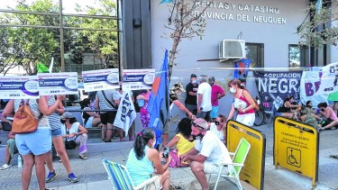 Mientras se realizó el encuentro, un grupo de docentes realizó una espera en la calle Alcorta. Foto: Yamil Regules