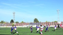 Imagen de Mundialito: mientras los chicos juegan, los padres se cuelgan del paredón
