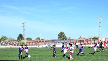 Una edición de tribunas vacías. Los padres de los chicos que juegan deben esperar afuera.