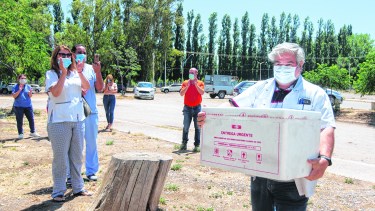 Las primeras dosis se guardaron en Allen y de allí partieron a cada ciudad de la provincia. (Foto: Juan Thomes)