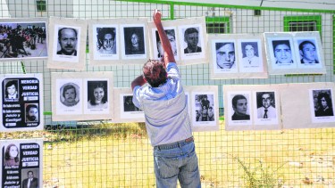 En el exterior del salón donde se juzga a los genocidas hubo instalaciones de los organismos de derechos humanos.  (Florencia Salto)