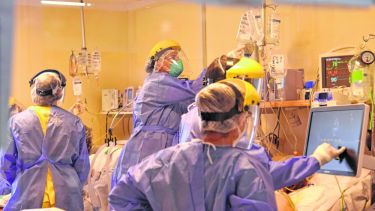 La unidad Covid del hospital Castro Rendón es el lugar donde se atienden los casos más graves.   (Archivo Florencia Salto).-