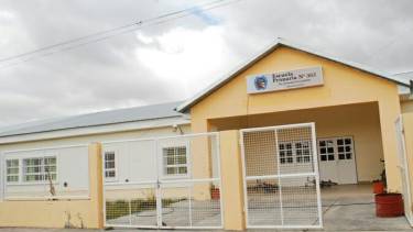 Se realizan distintos trabajos de limpieza de tanques y desmalezamiento en las escuelas para la vuelta a clases en Maquinchao. Foto: José Mellado.