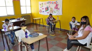 María volvió al aula por la que, hace décadas, viajó miles de kilómetros