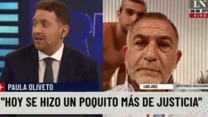 Insólito: un hijo de Luis Juez se cruzó semidesnudo mientras su padre daba una nota por Zoom