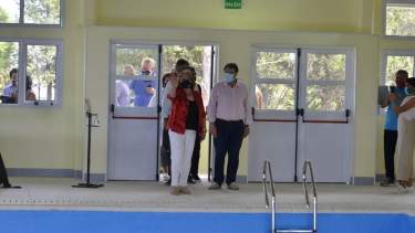 La intendenta Mabel Yauhar y el senador Alberto Weretilneck recorren las instalaciones. Foto: Gentileza.