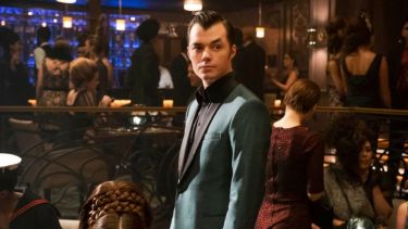 Alfred Pennyworth (Jack Bannon), es un veinteañero exsoldado del Servicio Aéreo Especial británico que decide poner en marcha una compañía de seguridad privada.