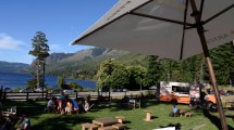 Imagen de Bares de playa: los elegidos para disfrutar el verano en Bariloche